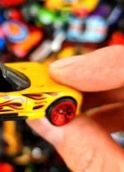 装满小车的大箱子-展示手中的汽车