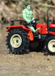 卡卡在泥中牵引拖拉机