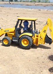 拖拉机和汽车人力车事故拉出