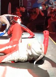 奥特曼舞台剧：赛文和赛罗被宇宙人围攻，捷德来救场