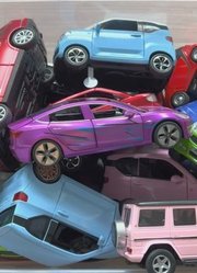 盒子里展示的很多车