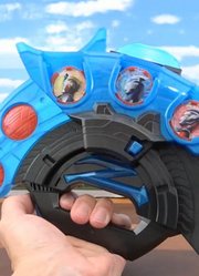 奥特曼玩具：两个奥特曼变身画面，泽塔不小心变成了泰迦