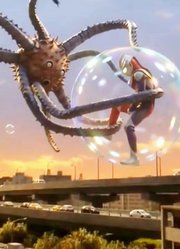 迪迦苦战圆盘生物被泡沫包裹电击折磨濒临极限