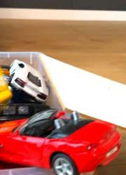 模型车在斜坡上向上移动到箱子中