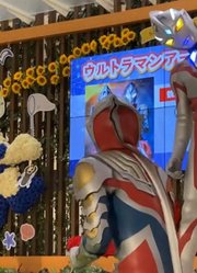 奥特曼舞台剧：亚刻被三个高手围攻，德凯出手相救