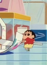 我们家小孩最近迷上了《蜡笔小新》忘记了热，还拉着爸妈一起看