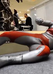 奥特曼舞台剧：重伤的赛文出手相救，艾斯和欧布逆袭艾斯杀手