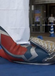 赛罗奥特曼帅气出场，和宇宙人过了几招，就原地翻车