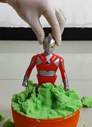 艾斯奥特曼被裹上糖浆后困在了野外的大树上