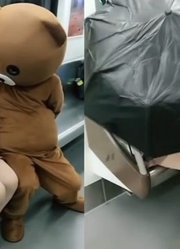 光天化日，网红熊竟对小姐姐做出羞羞的事情！