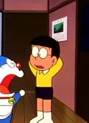 小皇帝一回家就老看《哆啦A梦》爱帮人忙的绳子上，游戏都不玩了