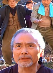 村子里的老人为怪兽下跪求情，高斯陪河童玩相扑比赛