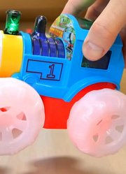 白色轮胎的小火车