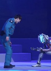 奥特曼舞台剧：布莱泽和人间体分开后战力大减，被宇宙人打趴在地