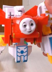 三辆火车头组装成变形金刚