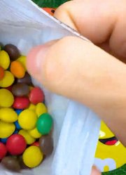 从神秘盒子中取出美味的M＆M＇S