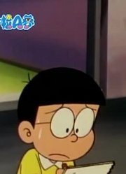 我家小孩最近迷上了《哆啦A梦经典版》一模一样蜡笔上，还拉着爸妈一起看