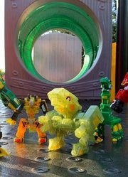 游乐场发现一个小学生书包里边竟然有爆龙6发光霸王龙