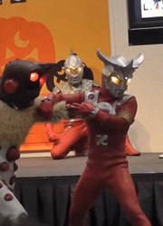 奥特曼舞台剧：雷欧免疫亚波人的陷阱，救了四位哥哥