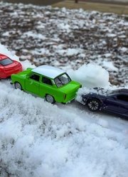 驾驶玩具车穿越雪地