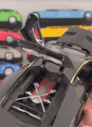 越来越小，越来越大的模型车在一个大箱子跑车