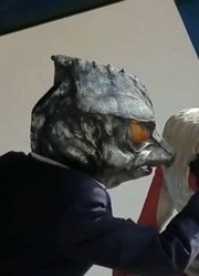 奥特曼舞台剧：日冕赛罗被打趴在地，欧布前来营救