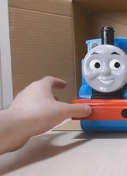 有趣的玩具从盒子里出来