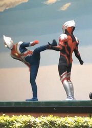 奥特曼舞台剧：欧布被宇宙人控制，高斯出手相救