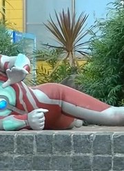 宇宙人拿银河奥特曼当人质，捷德投鼠忌器，结果被打趴在地