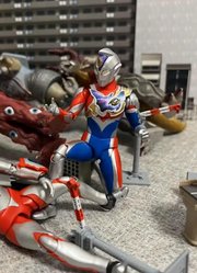 奥特曼玩具：利布特被怪兽围攻，泽塔和德凯来救他