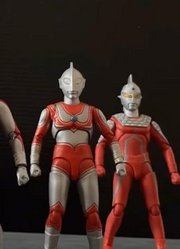 艾斯被哥哥们送到地球，选中人间体后，灭掉贝劳克恩