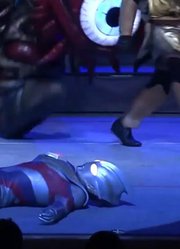 奥特曼舞台剧：闪耀形态堪称挂王，特利迦轻松逆袭小金人一族