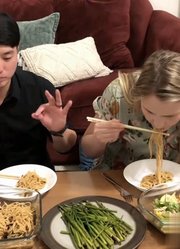 我怀疑Ari已经成了个中国胃，给她做个手撕鸡尝尝！