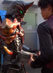 欧布奥特曼花絮：青柳尊哉初遇伽古拉魔人形态皮套，大为震惊？！