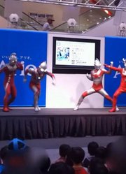 奥特曼舞台剧：雷欧和赛文被宇宙人控制，赛迦出手相救