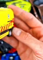 手边展示的箱子里有很多车