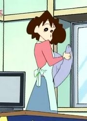 我们家小孩最近迷上了《蜡笔小新》帮忙让我吃得好饱，还拉着爸妈一起看
