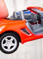 汽车在手上旋转