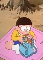 家里那小孩最近迷上了《哆啦A梦》回家青蛙下，还拉着爸妈一起看