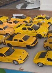 黄色卡车车辆在滑块上向下移动