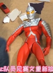 赛文奥特曼发狂，对人类展开攻击，结果被地球防卫队和怪兽击败