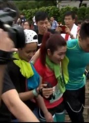 台湾众女星素颜领跑马拉松Selina激动落泪