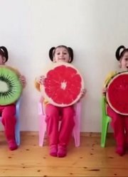 367国外熊孩子抱着抱枕坐在椅子唱歌！很好听！