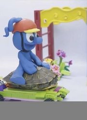 精灵小乐动画：小乐制作了一个乌龟滑板，好拉风呀！
