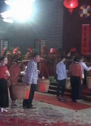 广西玉林农村祖厅升座习俗，全村人晚上挑着箩筐进祖厅，有见过吗
