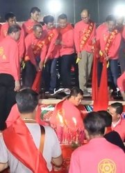 广东汕尾农村上梁仪式，二十多人抬着梁木放上去，你有见过吗