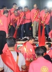 广东汕尾农村上梁仪式，二十多人抬着梁木放上去，你有见过吗