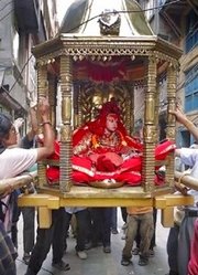 尼泊尔神秘的“活女神”，双脚不能接触地面，国王见了都得下跪