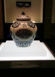 河北博物院一层瓷器展厅，其中一件元代瓷器荣登央视，是镇馆之宝