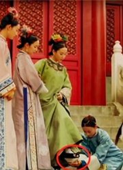 清朝妃嫔为何要穿“花盆底”？不仅为美观，主要是方便皇帝！